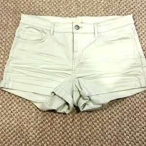 Light green (almost sage colored). Very pretty color!